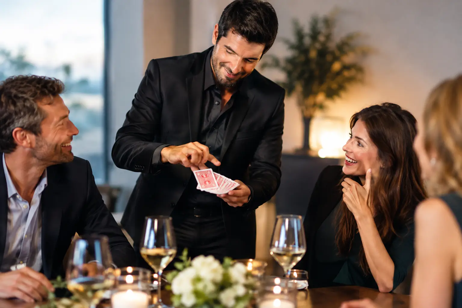 Zauberer beim Dinner für Gespräche mit Wirkung