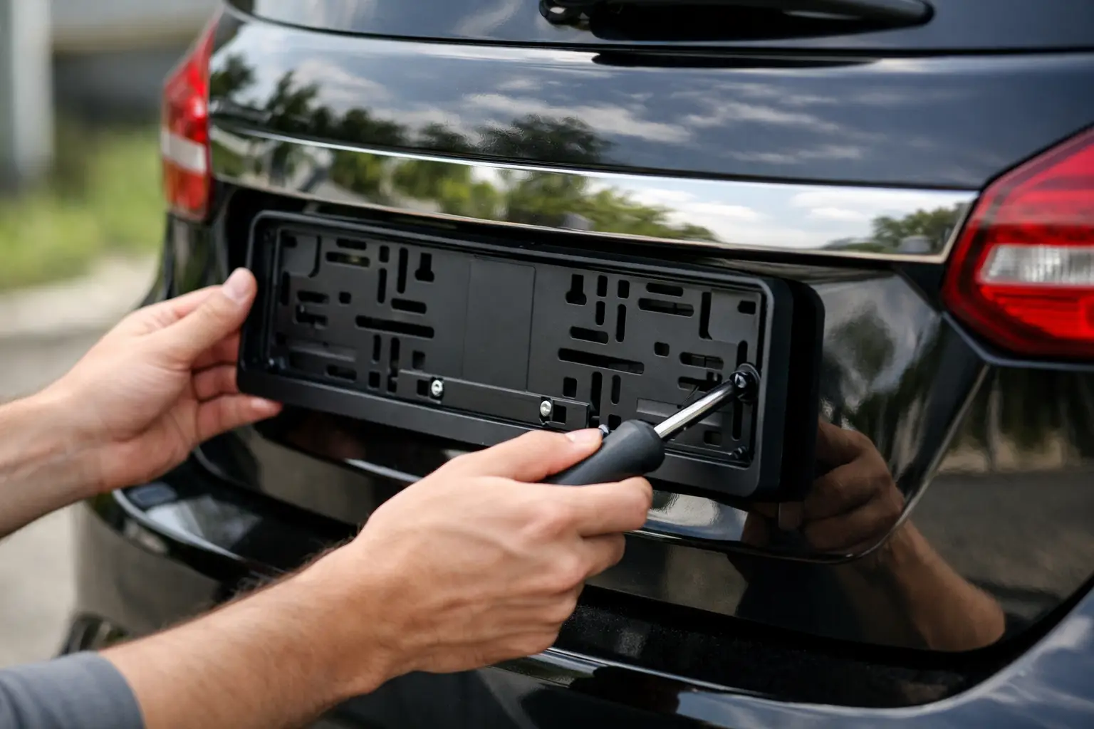 Comment poser un cadre de plaque automobile