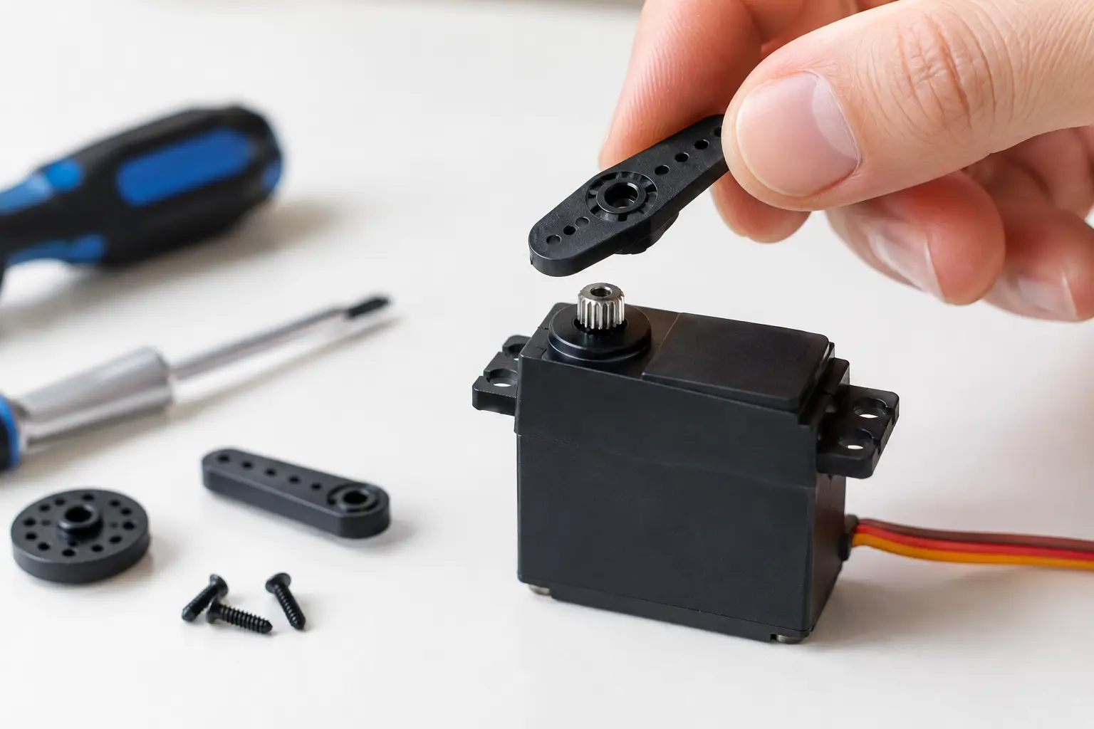 How to Install an RC Servo Horn Correctly